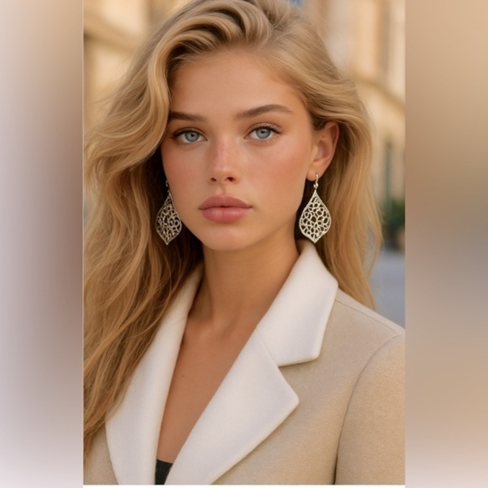 Silver Filigree earrings w/crystals  🩶🩶